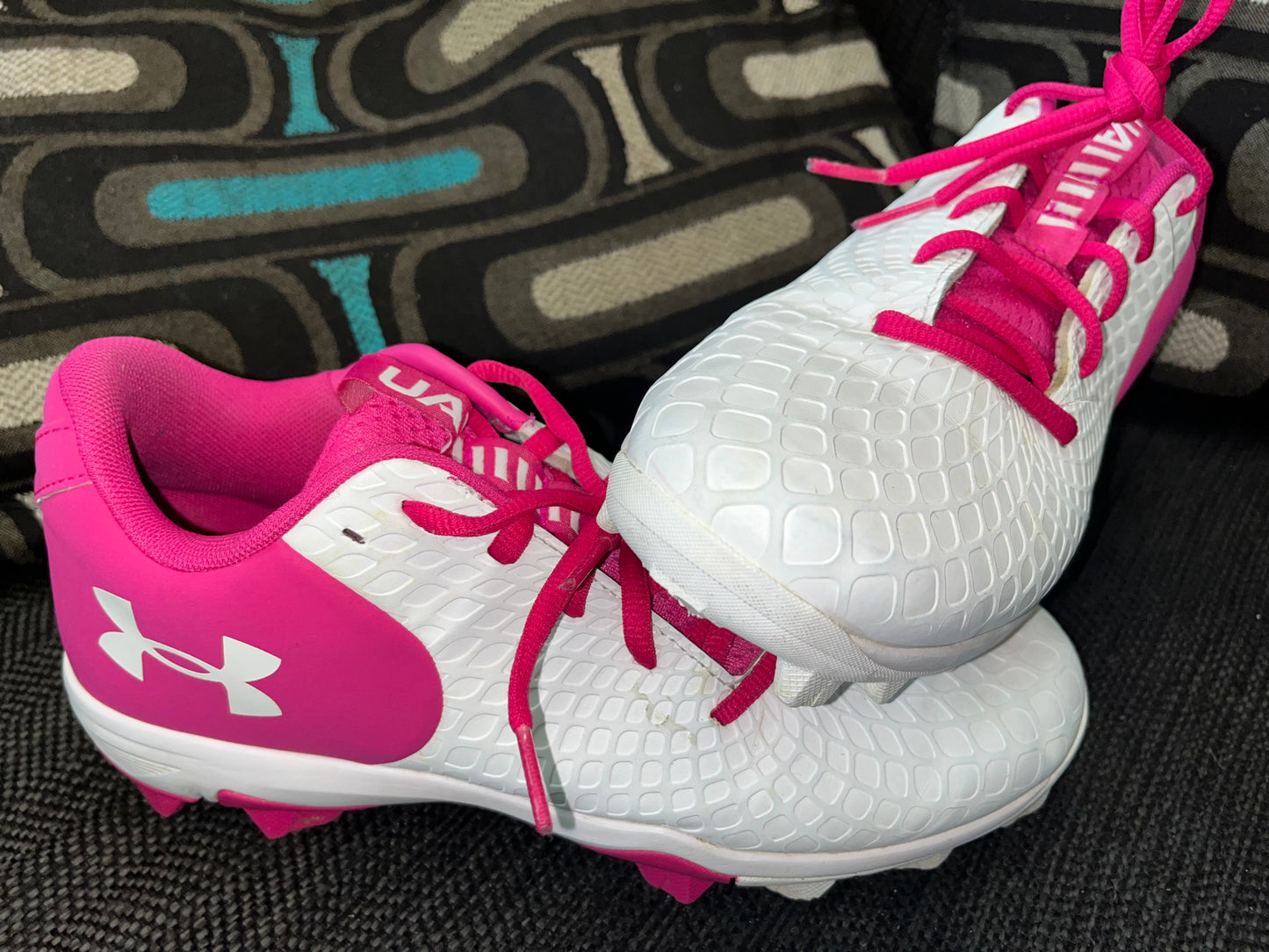 Under Armour Girls' Glyde 2.0 RM Jr. Softball Cleats in White/Pink (WHT/PINK/BLANC/ROSE).