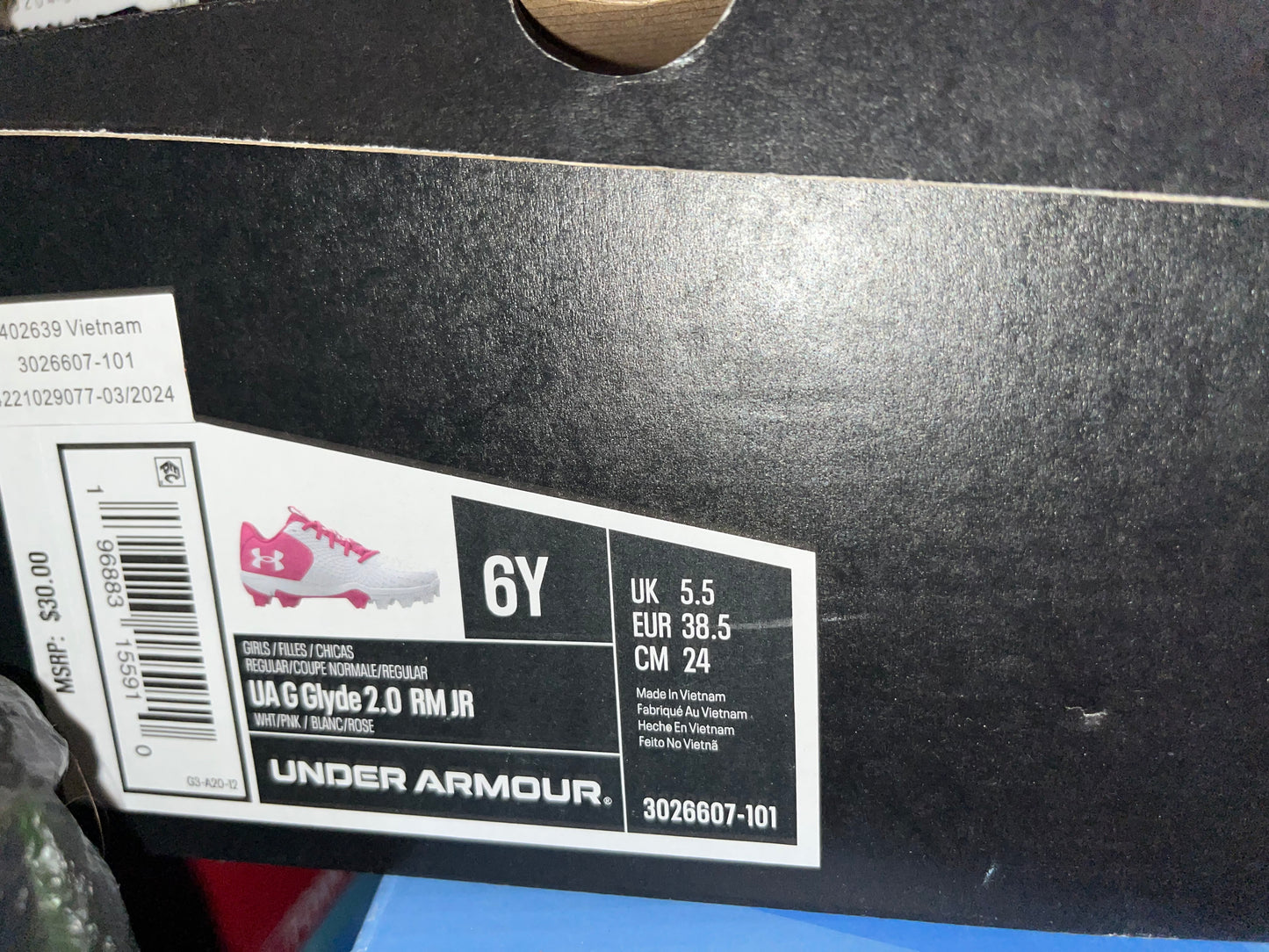 Under Armour Girls' Glyde 2.0 RM Jr. Softball Cleats in White/Pink (WHT/PINK/BLANC/ROSE).