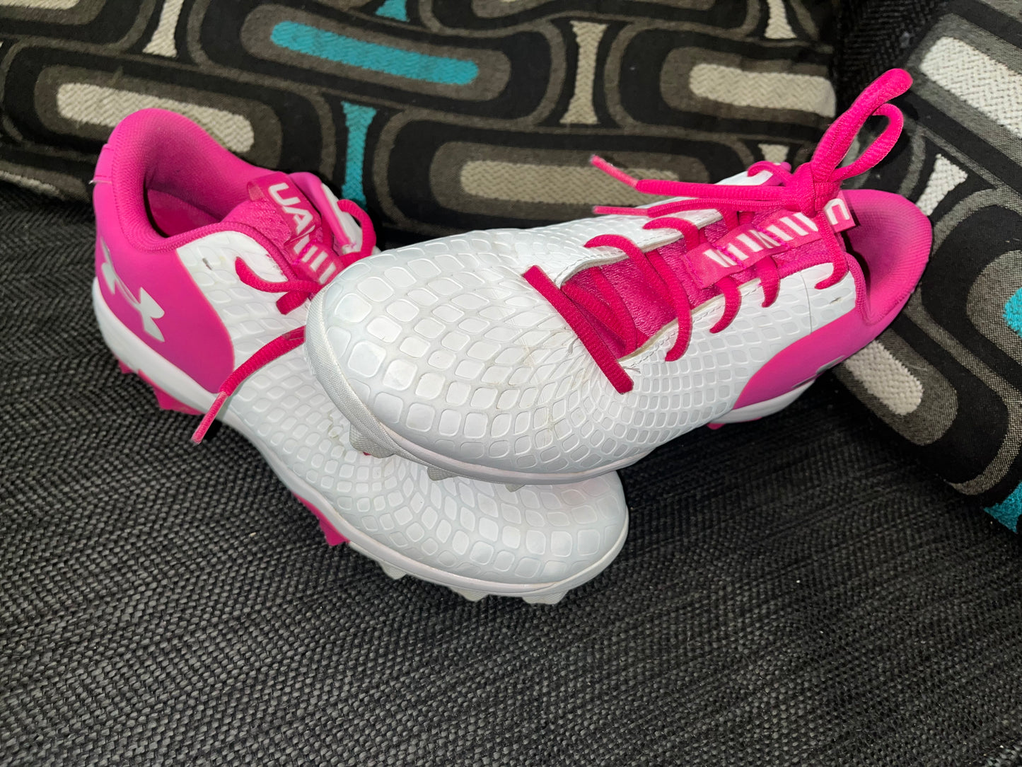Under Armour Girls' Glyde 2.0 RM Jr. Softball Cleats in White/Pink (WHT/PINK/BLANC/ROSE).