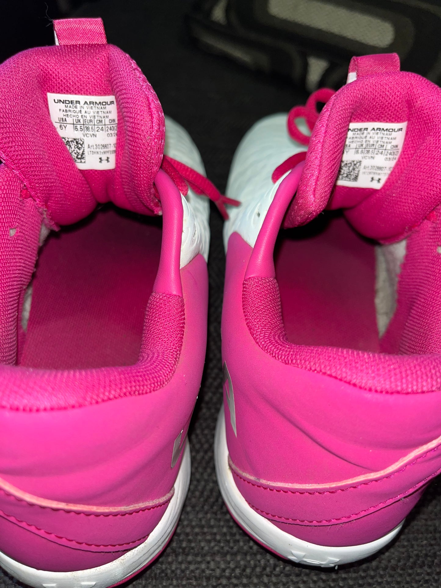 Under Armour Girls' Glyde 2.0 RM Jr. Softball Cleats in White/Pink (WHT/PINK/BLANC/ROSE).