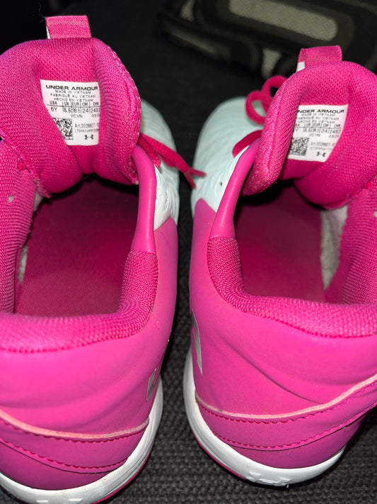 Under Armour Girls' Glyde 2.0 RM Jr. Softball Cleats in White/Pink (WHT/PINK/BLANC/ROSE).